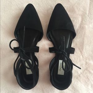 Chelsea & Zoe Trendy Black Flats